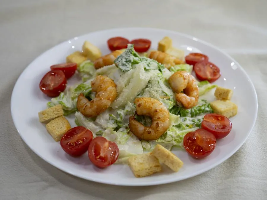 Салат Цезарь с креветками