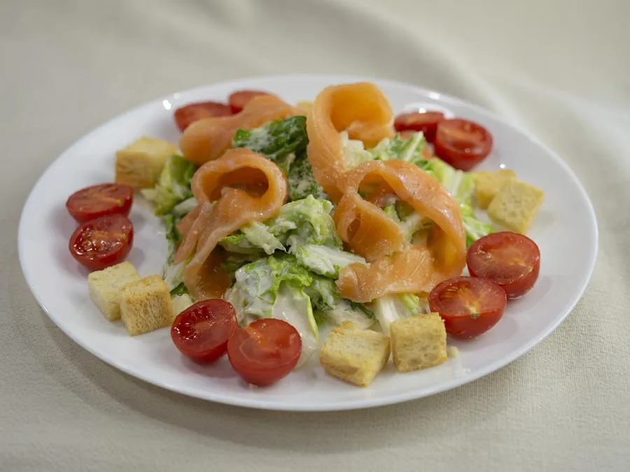 Салат Цезарь со слабосолёным лососем