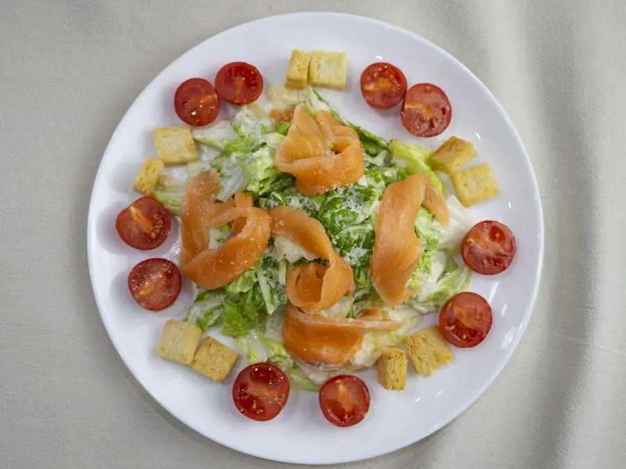 Салат Цезарь со слабосолёным лососем