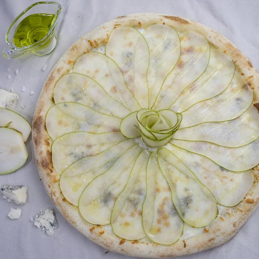 Пицца Груша с Горгонзолой