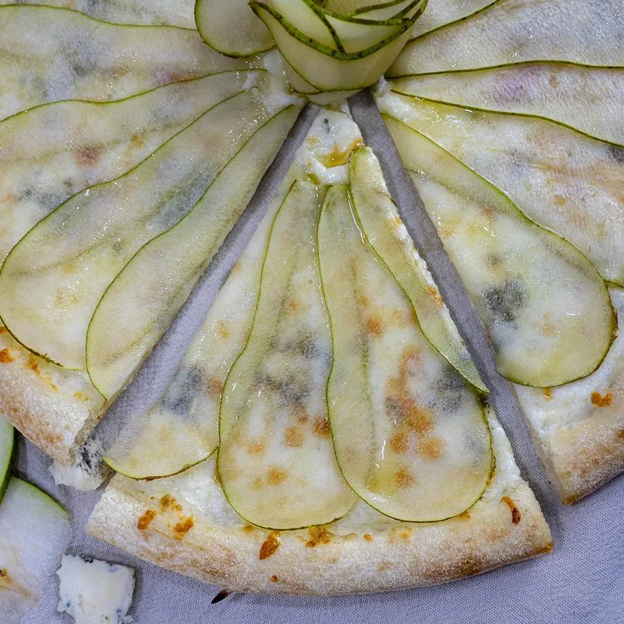 Пицца Груша с Горгонзолой